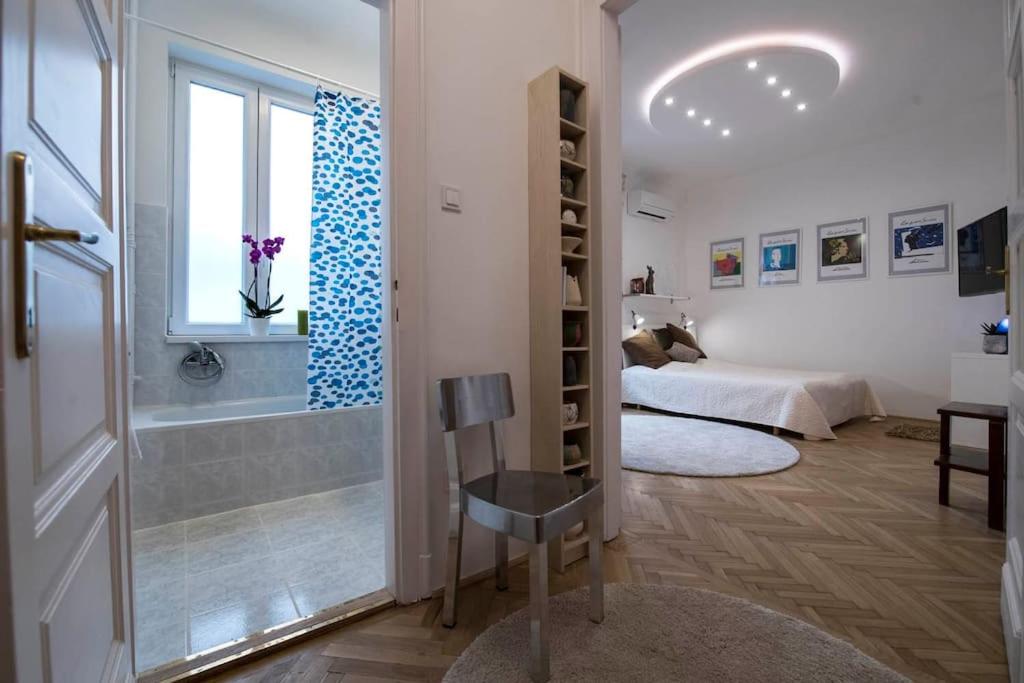 The apartment has 1 bedroom, 1 bathroom, bed linen, towels, a flat-screen TV with streaming services