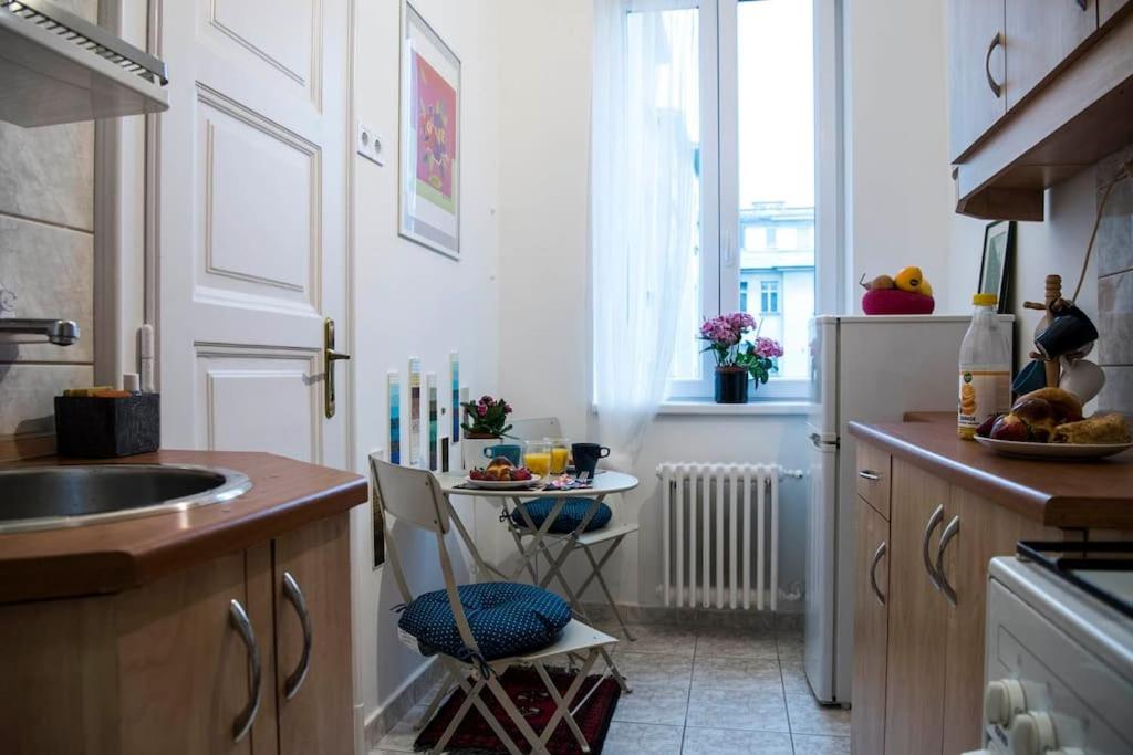 Meals can be prepared in the kitchen